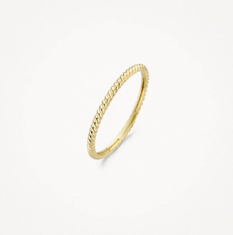 Deze simpele, stijlvolle ring van 14k geelgoud heeft een gedraaid motief. De band is 1,4 mm breed. Prachtig in combinatie met andere aanschuifringen ringen uit onze collectie.